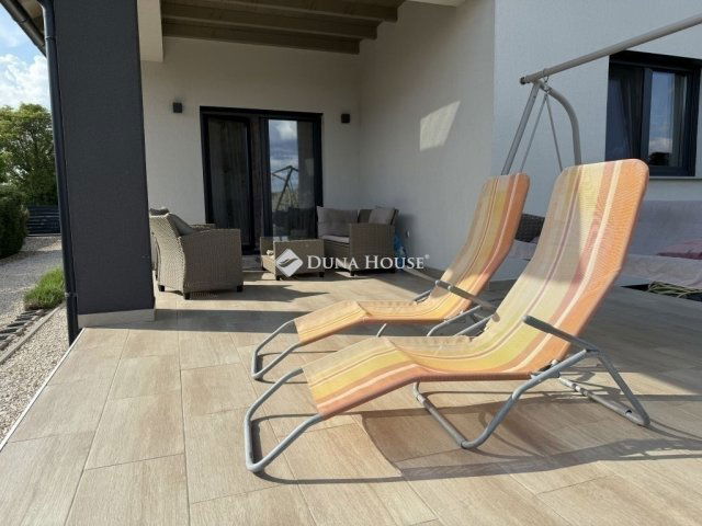 Eladó családi ház, Péterin 155 M Ft, 3 szobás