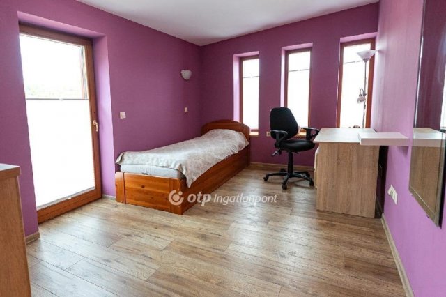 Eladó családi ház, Balatonalmádiban 239.9 M Ft, 6 szobás