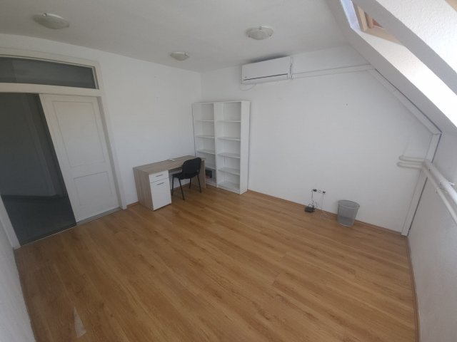 Kiadó iroda, Kecskeméten, Széchenyi téren 45 E Ft / hó
