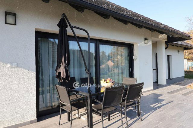 Eladó családi ház, Kőszárhegyen 134.99 M Ft, 6 szobás