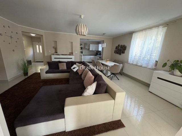 Eladó téglalakás, Székesfehérvárott 104.9 M Ft, 3 szobás