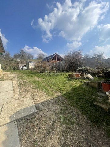 Eladó családi ház, Komlón, Fő utcában 26 M Ft, 3 szobás