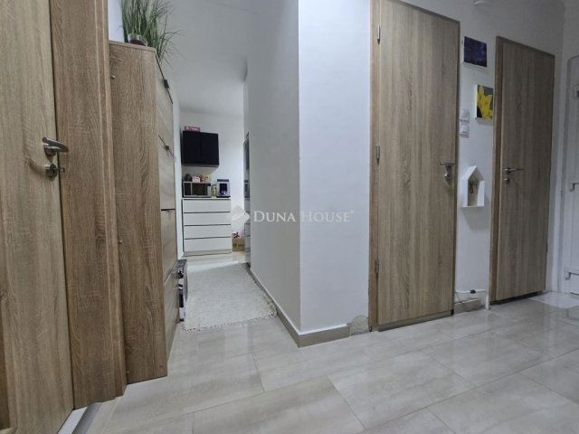 Eladó panellakás, Pécsett 57.2 M Ft, 3 szobás