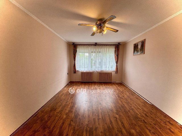 Eladó téglalakás, Pápakovácsin 39.9 M Ft, 4 szobás