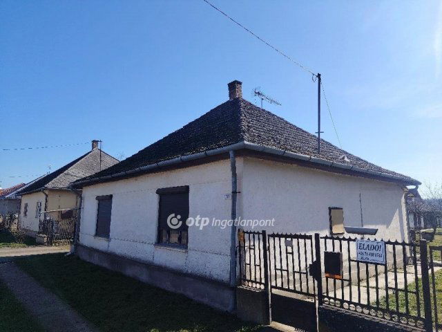 Eladó családi ház, Kölcsén 10.69 M Ft, 2 szobás
