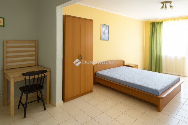 Eladó panellakás, Győrött 64.99 M Ft, 3 szobás