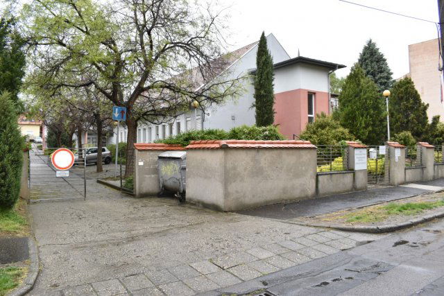 Kiadó iroda, Pécsett, Endresz György utcában 2390 E Ft / hó