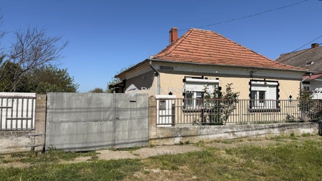 Eladó családi ház, Mosonszentmiklóson, Akácos utcában 19.9 M Ft