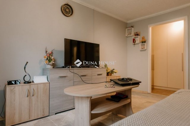 Eladó téglalakás, Hajmáskéren 31.9 M Ft, 1 szobás