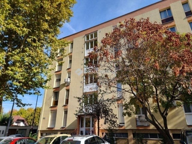 Eladó panellakás, Pécsett 35.99 M Ft, 2 szobás