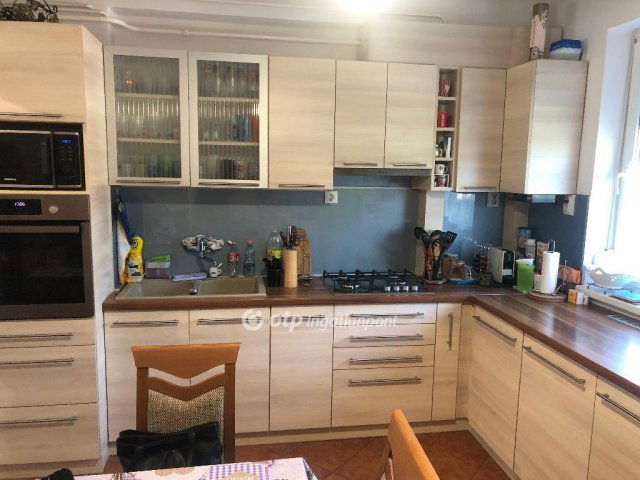 Eladó téglalakás, Ajkán 60 M Ft, 3 szobás