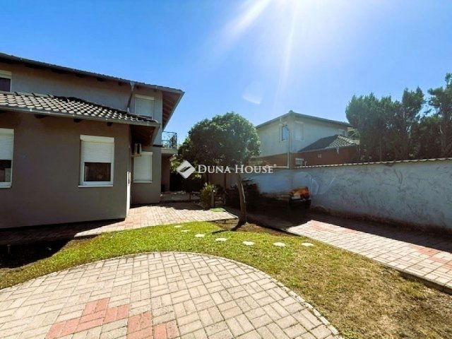 Eladó családi ház, Vecsésen 105 M Ft, 4 szobás