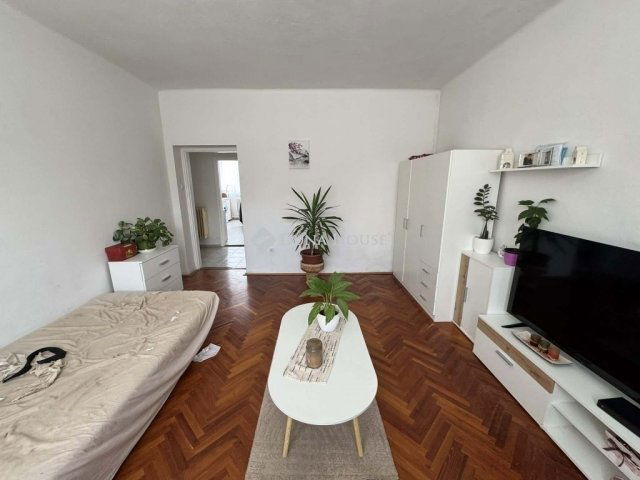 Eladó családi ház, Pécsett 62.5 M Ft, 9 szobás