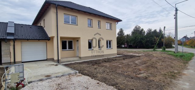 Eladó ikerház, Debrecenben 129.99 M Ft, 6 szobás