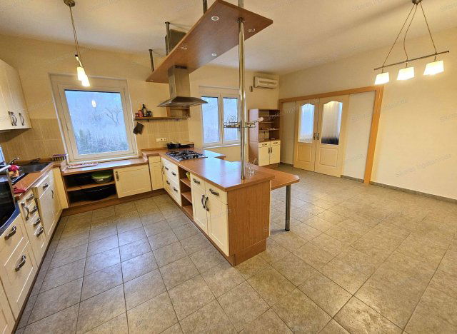 Eladó családi ház, Pécelen 359 M Ft, 5 szobás