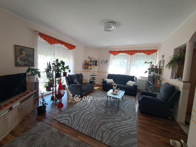 Eladó családi ház, Bakonyszentkirályon 97.5 M Ft, 2+6 szobás