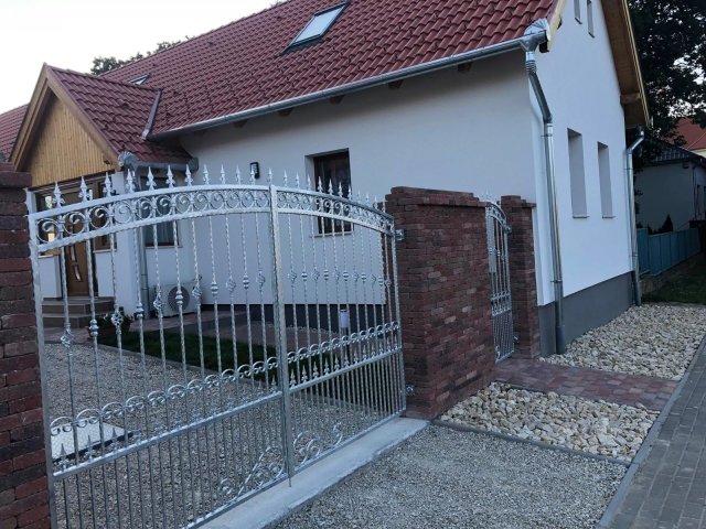 Eladó családi ház, Balatonkeresztúron 149.9 M Ft, 7 szobás
