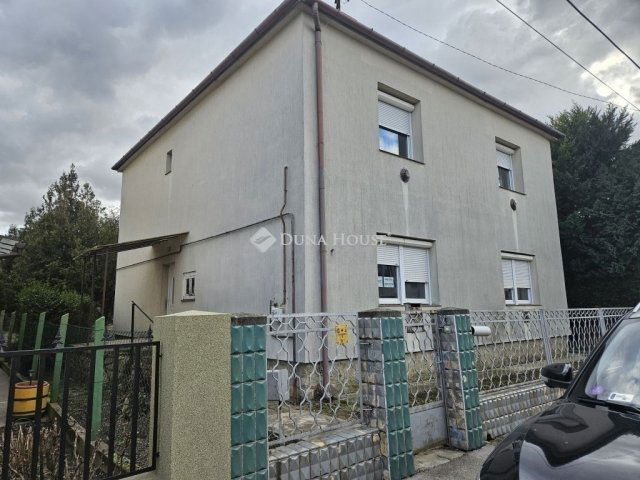 Eladó családi ház, Pécsett 85 M Ft, 7 szobás
