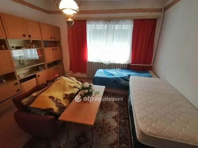 Eladó családi ház, Akasztón 25 M Ft, 2 szobás