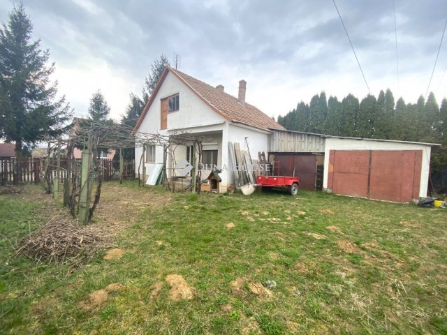 Eladó családi ház, Pécsett, Feketerigó utcában 54.9 M Ft