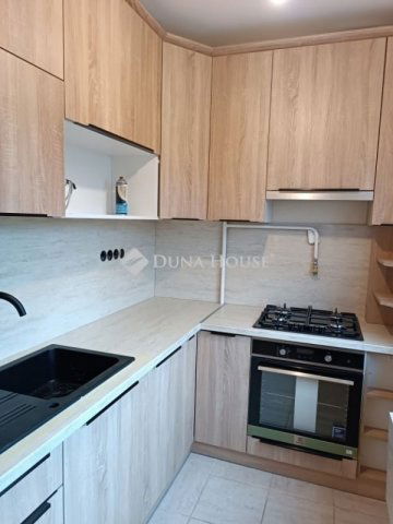 Eladó panellakás, Százhalombattán 68.4 M Ft, 3 szobás