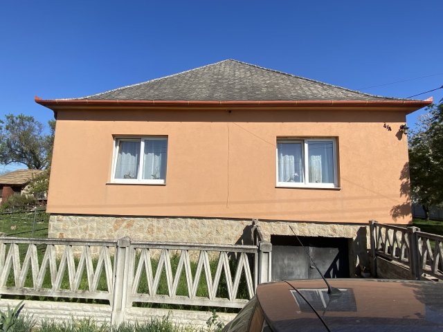 Eladó családi ház, Komáromban 56 M Ft, 3 szobás