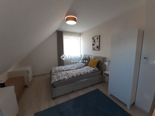 Eladó családi ház, Velencén 450 M Ft, 10 szobás