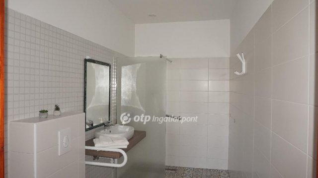 Eladó hotel, Gyöngyösön 396 M Ft, 23 szobás
