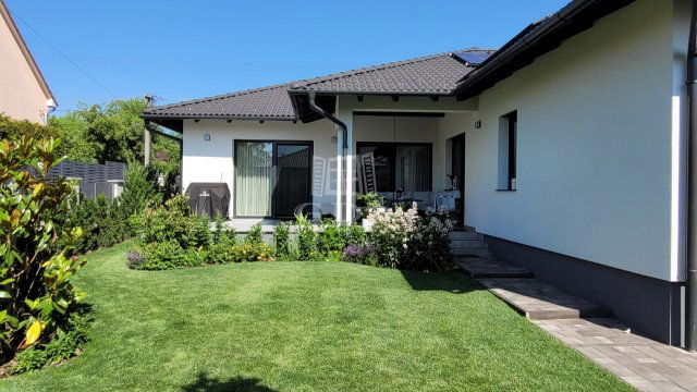 Eladó családi ház, Dunakeszin 260 M Ft, 5+1 szobás