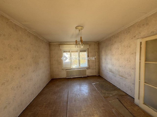 Eladó családi ház, Lábatlanon 28.5 M Ft, 5 szobás