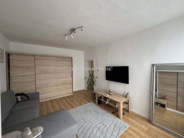 Eladó panellakás, Esztergomban 32.9 M Ft, 2 szobás