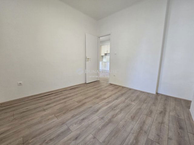 Eladó téglalakás, Pécsett 69.9 M Ft, 3 szobás