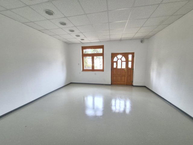 Kiadó üzlethelyiség, Pécsett, Komlói úton 130 E Ft / hó