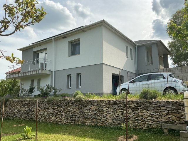 Eladó családi ház, Eplényen 119.9 M Ft, 5 szobás
