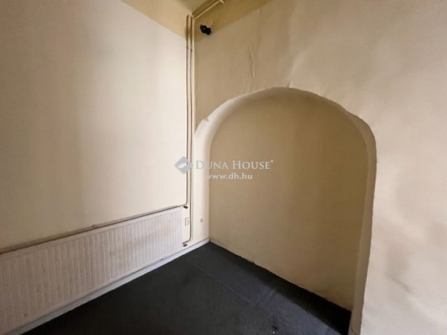 Eladó téglalakás, Pécsett 89 M Ft, 5 szobás