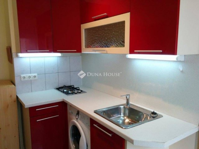 Kiadó téglalakás, albérlet, Pécsett, Sándor utcában, 1 szobás