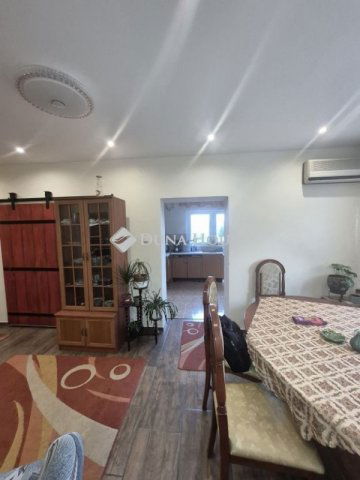 Eladó családi ház, Pécsett 79.9 M Ft, 6 szobás