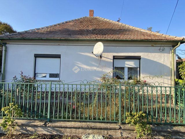 Eladó családi ház, Gyóróban 74.9 M Ft, 2 szobás