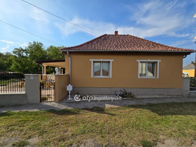 Eladó családi ház, Nyárádon 41.9 M Ft, 3+2 szobás