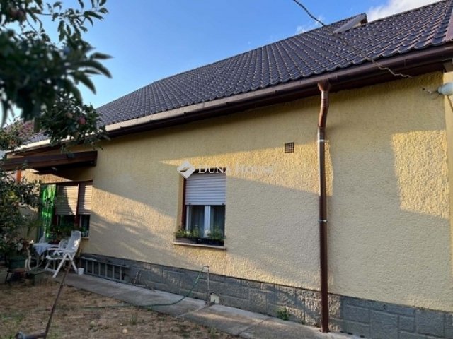 Eladó családi ház, Lábatlanon 59.99 M Ft, 3 szobás