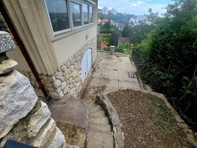 Eladó családi ház, Pécsett 150 M Ft, 6 szobás