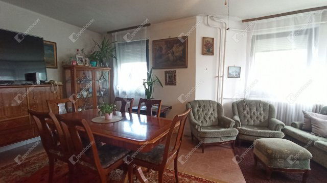 Eladó családi ház, Debrecenben 69 M Ft, 8 szobás