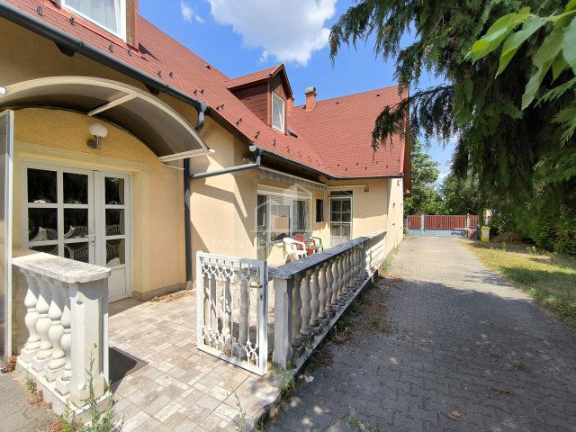 Eladó családi ház, Veszprémben 140 M Ft, 7+2 szobás
