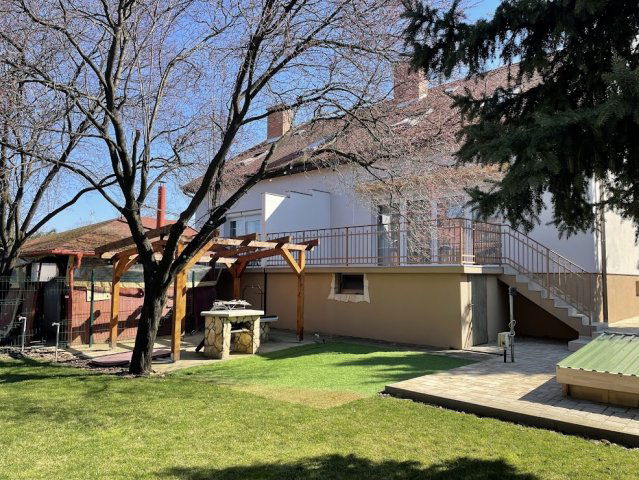 Eladó ikerház, Debrecenben 160 M Ft, 5 szobás