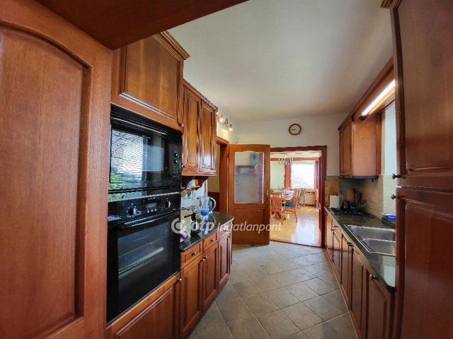 Eladó családi ház, Budaörsön 300 M Ft, 5 szobás