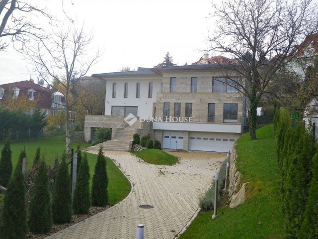 Eladó családi ház, Budapesten, III. kerületben, Hegyláb utcában