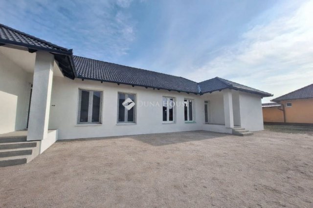 Eladó ikerház, Monoron 87.5 M Ft, 4 szobás / költözzbe.hu