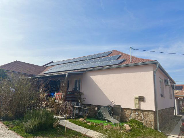 Eladó családi ház, Sukorón 164.9 M Ft, 6+3 szobás
