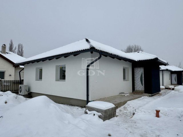 Eladó ikerház, Bicskén 89.9 M Ft, 2+2 szobás