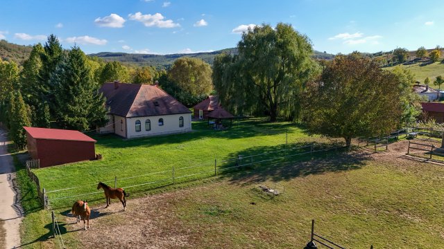 Eladó hotel, Kisecseten 109.9 M Ft, 6 szobás